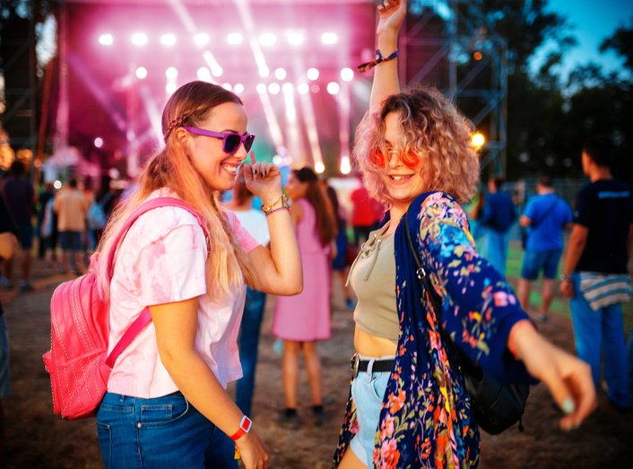 Frauen tanzen auf einem Festival